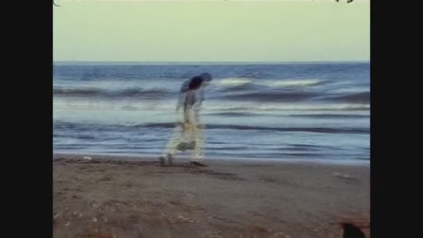 Valencia Spanien Oktober 1981 Kvinnan Ensam Stranden Vintern Talet — Stockvideo