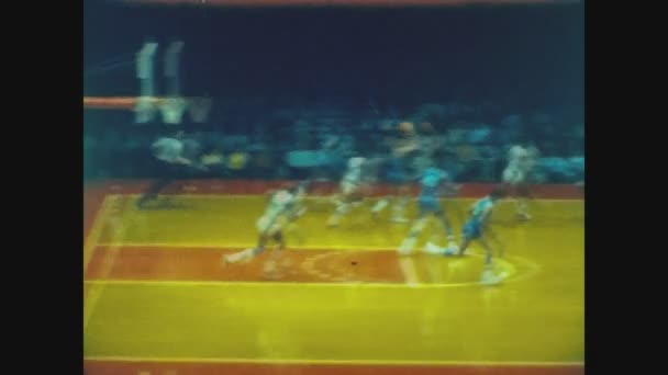 1970年12月19日 セントルイス ボンバーズのバスケットボール試合が70年代に行われた — ストック動画
