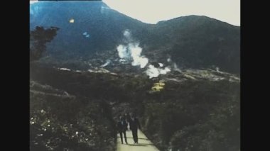 KYUSHU, JAPONYA 1974: 70 'lerde turistlerle Unzen Onsen Dağı' ndan buhar yükseliyor
