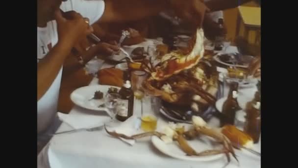 1969年 昭和44年 5月スペイン マドリード 60代のロブスターと一緒に食卓に並ぶ人々 — ストック動画