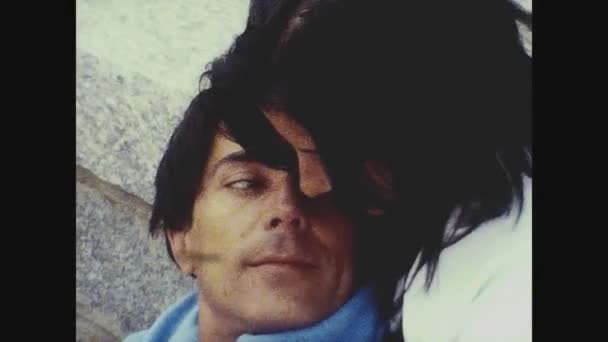 Madrid Spanien Mai 1970 Liebespaar Küsst Sich Den Siebzigern Aus — Stockvideo