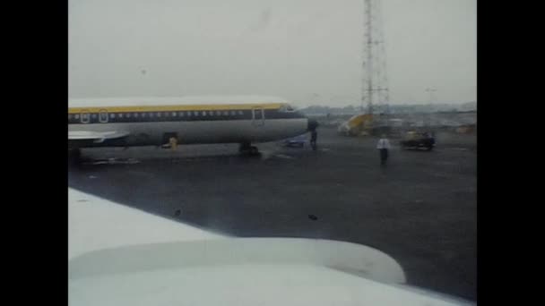 London Det Forenede Kongerige 1974 Menneskebagage Flyvemaskine Lufthavn – Stock-video