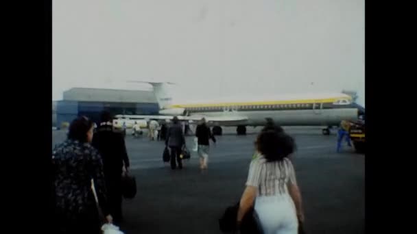 Londres Royaume Uni Juin 1974 Avion Bagages Dans Les Années — Video