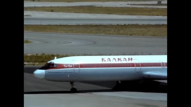 Londen Verenigd Koninkrijk Juni 1974 Vliegtuig Verplaatst Luchthaven Jaren — Stockvideo