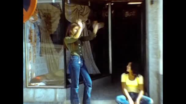 ロンドン イギリス1974年6月 70年代の店外の幸せな女の子 — ストック動画