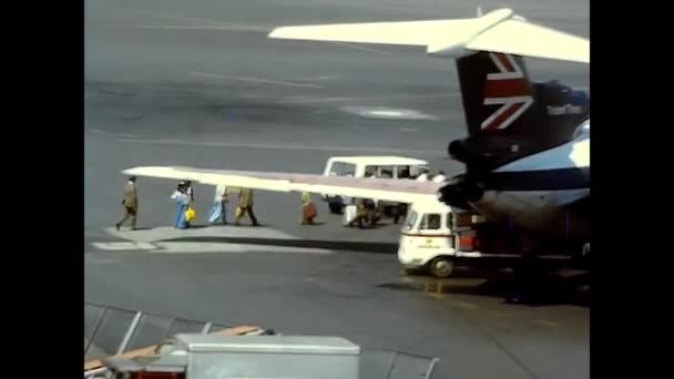 Λονδινο Ηνωμενο Βασιλειο Ιουνιοσ 1974 Αεροπλάνο Κινείται Αεροδρόμιο Στη Δεκαετία — Αρχείο Βίντεο
