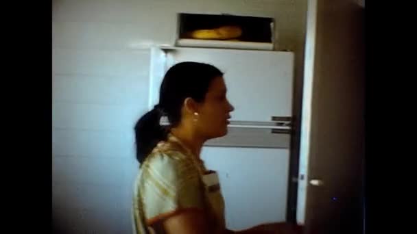Londen Verenigd Koninkrijk Juni 1974 Vrouw Keuken Jaren — Stockvideo