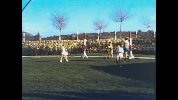 Madri Span 1973 Lerde Çocuklar Futbol Oynuyor — Stok video