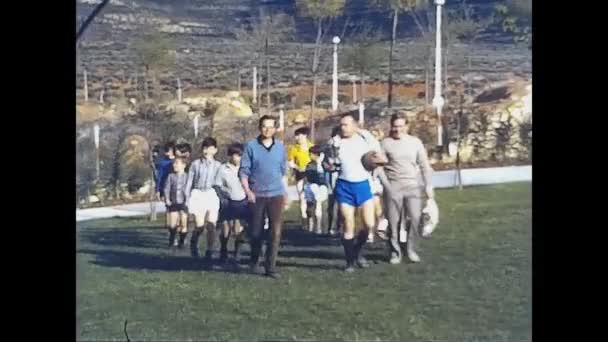 Madrid Španělsko 1973 Děti Hrají Fotbal Letech — Stock video