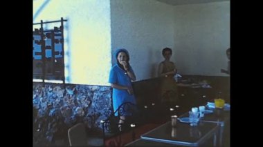 MADRİD, İSPAN 1973: Mutlu insanlar 70 'lerde piknik yapar