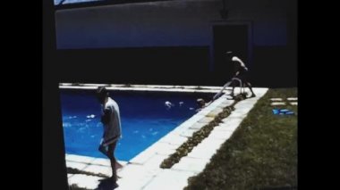 MADRİD, İSPAN 1973: 70 'lerde çocuklar havuza atlıyor