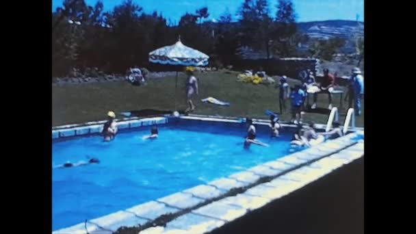 Madrid Spanien August 1973 Glückliche Menschen Schwimmbad Den 70Er Jahren — Stockvideo
