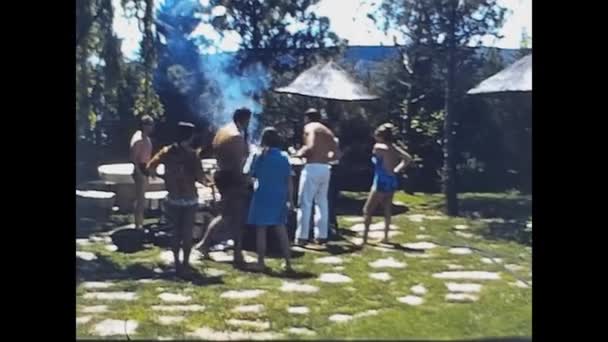 Madrid España Agosto 1973 Barbacoa Jardín Con Familia Los Años — Vídeo de stock