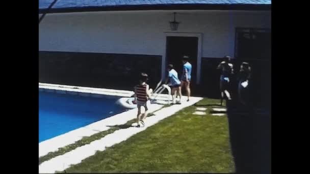 Madrid Spanien August 1973 Kinder Spielen Schwimmbad Den 70Er Jahren — Stockvideo