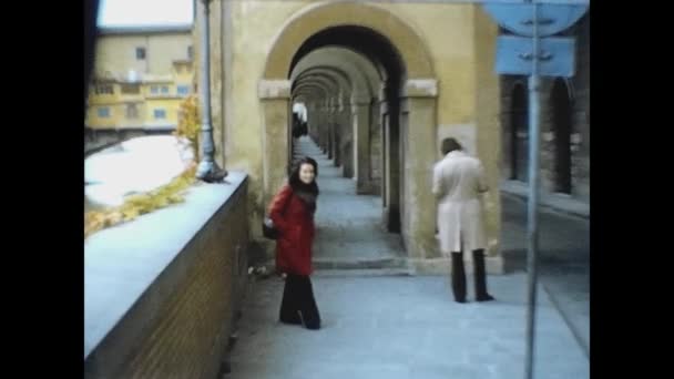 Florença Itália Outubro 1974 Mulher Caminha Sob Arcadas Nos Anos — Vídeo de Stock
