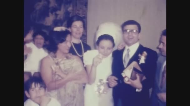 スペインマドリード1974年9月18日 70代のレストランでの結婚式のランチ — ストック動画