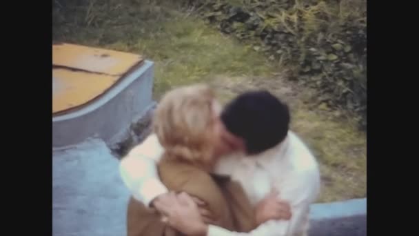 Ciudad México México Octubre 1974 Pareja Comprometida Besándose Los — Vídeo de stock