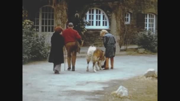 Barcelone Espagne Octobre 1973 Chien Saint Bernard Avec Des Personnes — Video