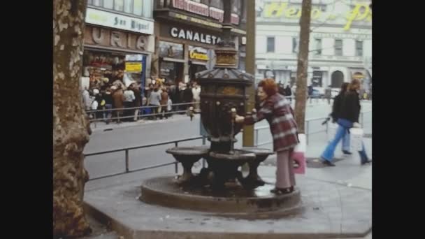 Barcelona Spanje Oktober 1973 Oudere Vrouw Drinkt Uit Een Openbare — Stockvideo