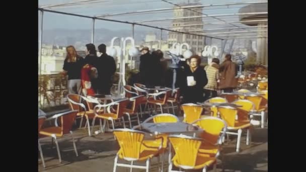 バルセロナ スペイン1973年10月 70年代のバーで — ストック動画