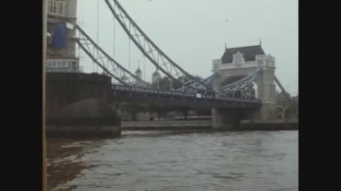 LONDON, BİRLİK KINGDOM MAYIS 1975: 70 'lerde Tower Bridge View