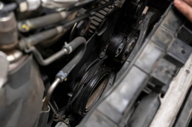 Araba motorundaki kırık kemerin ayrıntıları