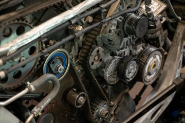 Bir atölyedeki araba motoru zamanlama kemerinin ayrıntıları