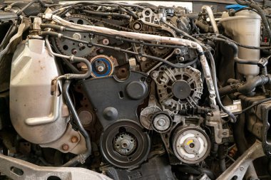 Araç motorunun bakım için parçalanması