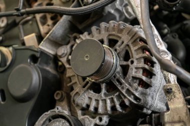 Alternatör araba motoru bir atölyede detay