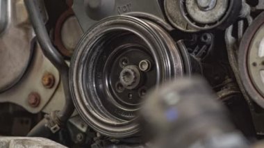 Arabanın motorunda kasnak var.