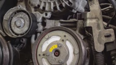 Alternatör araba motoru bir atölyede detay