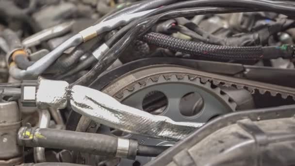 Motoronderdelen Van Auto Tijdens Reparatie — Stockvideo