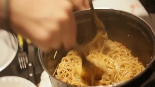 在家享用意大利面食 — 图库视频影像
