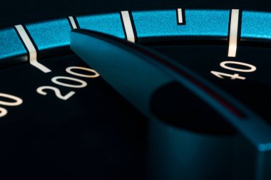 Araç kilometre sayacı ya da takometre makro görüntülü hız detayı