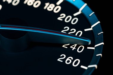 Araç kilometre sayacı ya da takometre makro görüntülü hız detayı