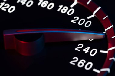 Araç kilometre sayacı ya da takometre makro görüntülü hız detayı