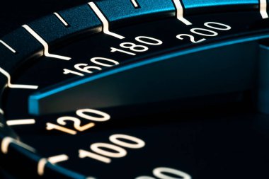 Araç kilometre sayacı makro görüntüsü ile hız ayrıntıları