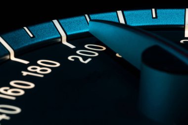 Araç kilometre sayacı makro görüntüsü ile hız ayrıntıları
