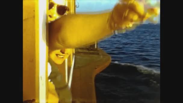 Jesolo Italia 1950 Circa Gente Navegando Escena Detalle Barco Los — Vídeos de Stock