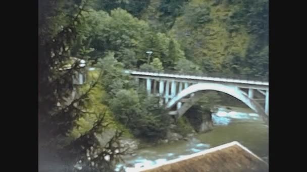 Ottilienberg Alemania 1950 Circa Puente Sobre Arroyo Las Montañas Los — Vídeo de stock