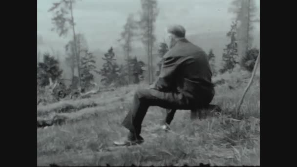 Ottilienberg Allemagne 1950 Circa Soldat Forestier Assis Regarde Des Jumelles — Video
