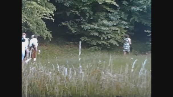 ドイツ オットティエンベルク1950年Circa 人々は50年代の森林旅行をハイキングする — ストック動画