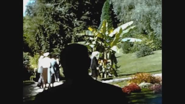 Ottilienberg ドイツ1950 Circa 50年代の植物 サボテン 花のある庭を訪れる人々 — ストック動画