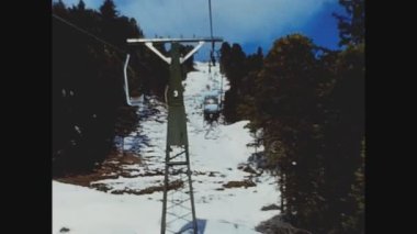 DOLOMITI, İTALYA Kasım 1967: 60 'lı yıllarda insanların koltukları teleferik kaldırışı