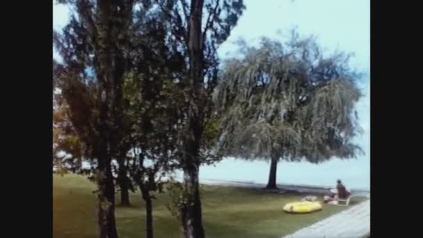 1962年6月1日至6日 60年代建筑物之间的树木 — 图库视频影像
