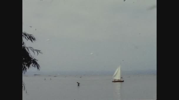 ハンガリー ブダペスト1962年6月 60年代に帆船で湖を望む — ストック動画