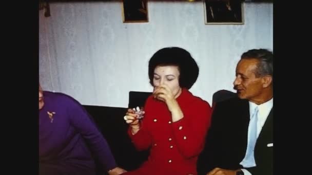 ベルリン ドイツ1960年3月 60年代に家族と家で食前酒 — ストック動画