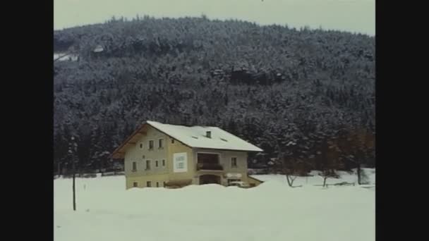 1967年 昭和42年 11月ドイツ エレンブルク 60年代のマウンテンハウスドロマイト雪 — ストック動画
