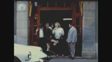 LLORET DE MAR, İSPAN Haziran 1965: 60 'larda otelin kapısındaki insanlar