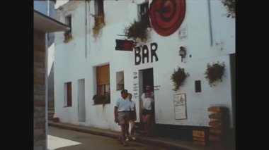 LLORET DE MAR, SPAIN HAZİRAN 1965: 60 'larda Lloret de mar caddesi manzarası